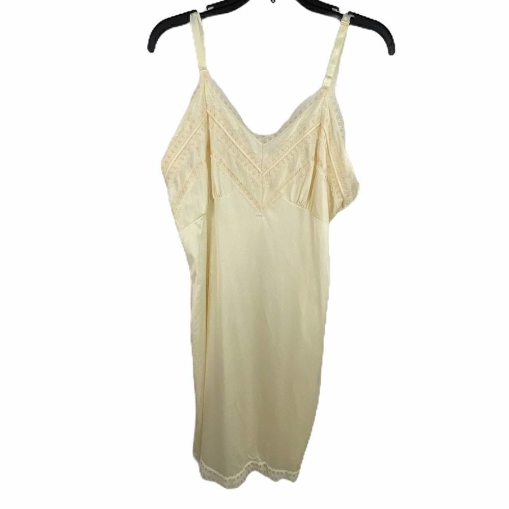 Vintage Vincent ivory nylon and lace slip size 42
